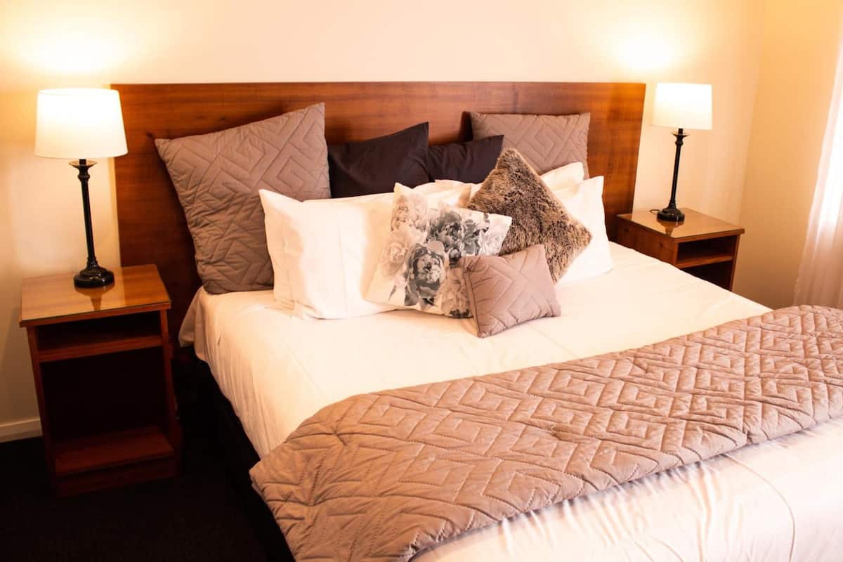 Premium bedding, desk, iron/ironing board, free WiFi