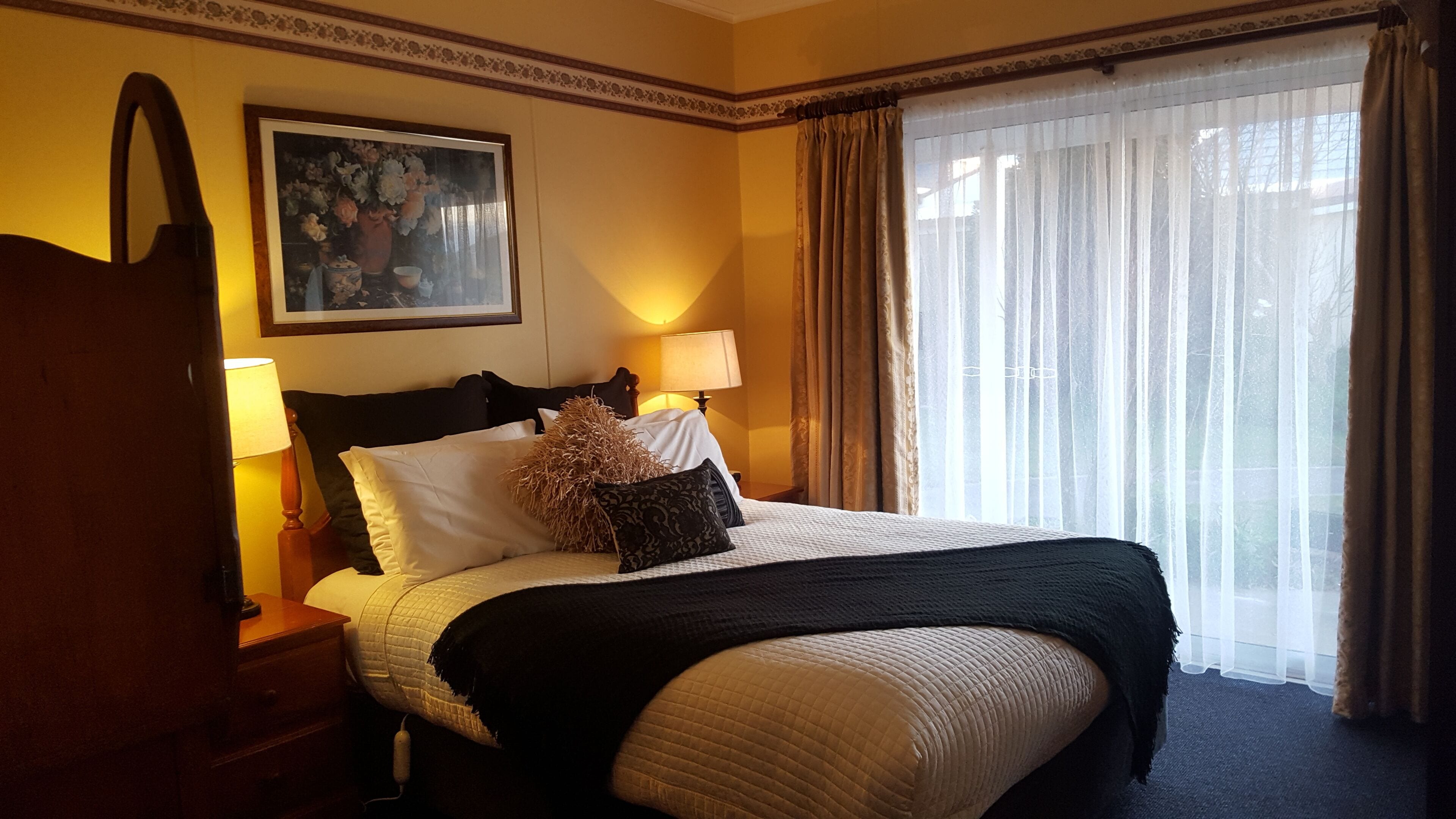 abbey’s cottage (2x queens, 2x singles & 1x double) | premium bedding, desk, iron/ironing board, free wifi