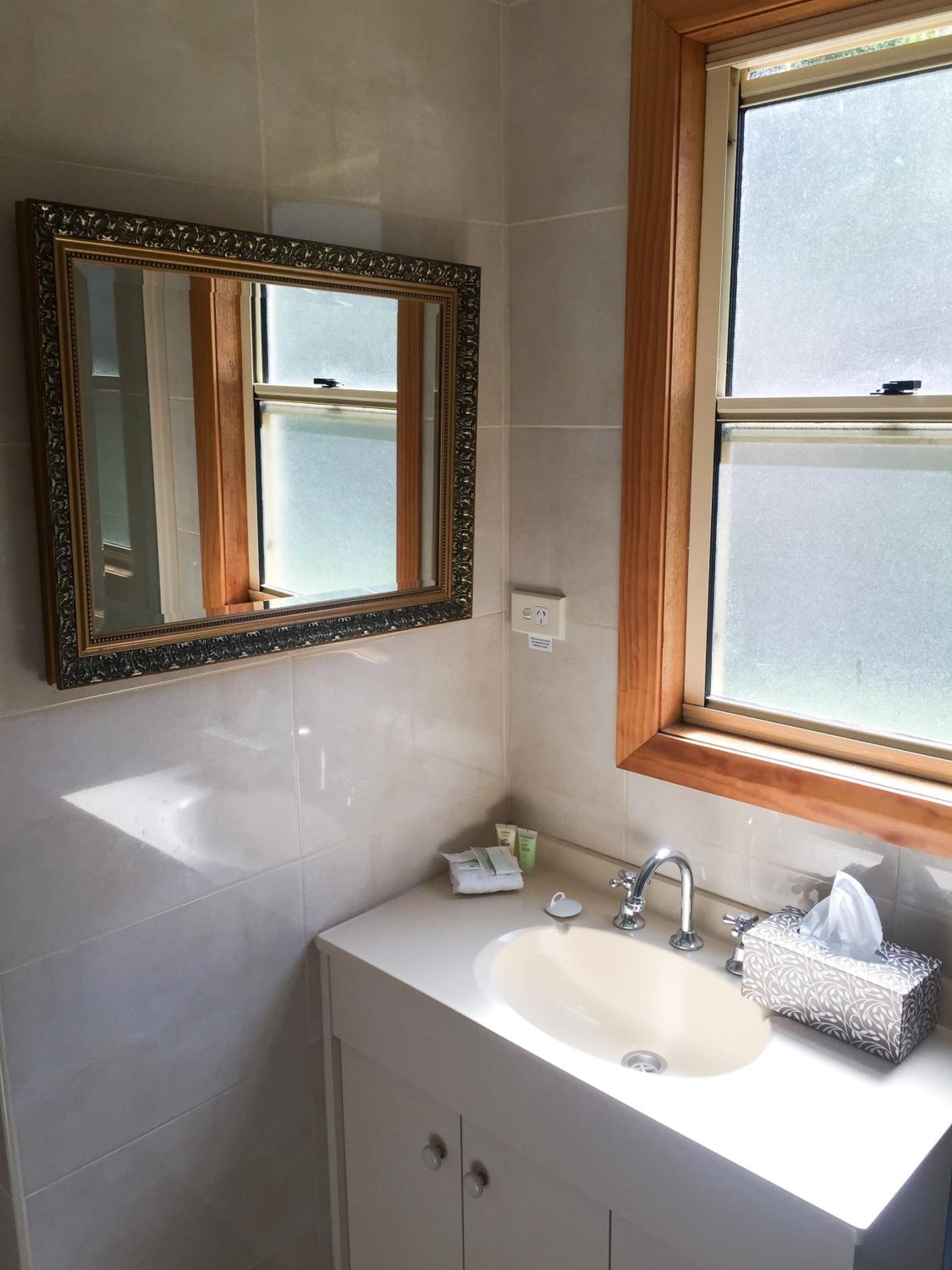 abbey’s on the terrace | bathroom | hair dryer, towels, soap, shampoo