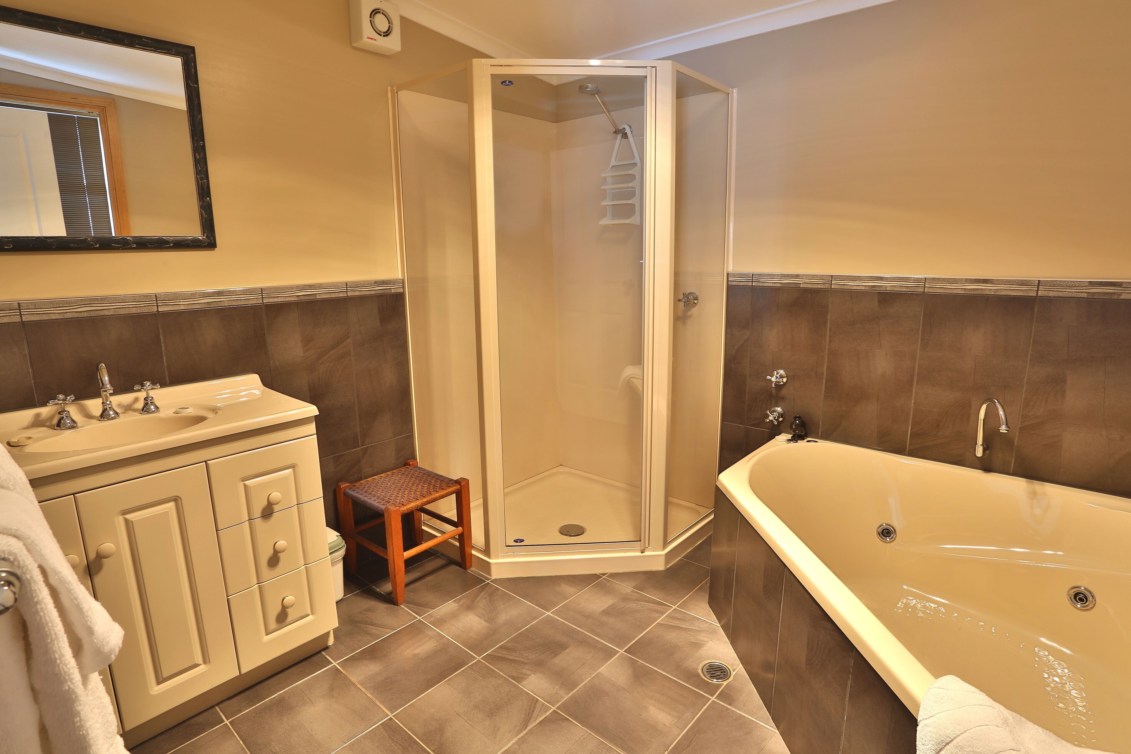 abbey’s ‘the bakery’ | bathroom | hair dryer, towels, soap, shampoo