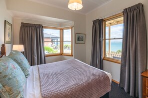 Rom (Abbey’s on the Terrace) | Sengetøy av topp kvalitet, skrivebord og strykejern/-brett