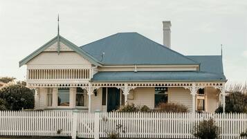 Estowen House (1x Queen, 1x Double and 2x Singles) | Premium bedding, desk, iron/ironing board, free WiFi