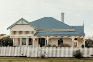 Estowen House (1x Queen, 1x Double and 2x Singles)