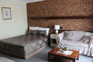 Habitació estàndard, no fumadors (Queen Bed & Couch Bed  R3) | Llençols de cotó egipci i roba de llit d'alta qualitat 