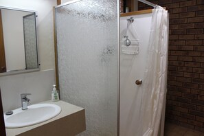 Standard Room, Non Smoking (Double & Single Beds  R4) | Egyptian cotton sheets, premium bedding, pillowtop beds, desk - Dunolly Golden Triangle Motel (Dunolly)