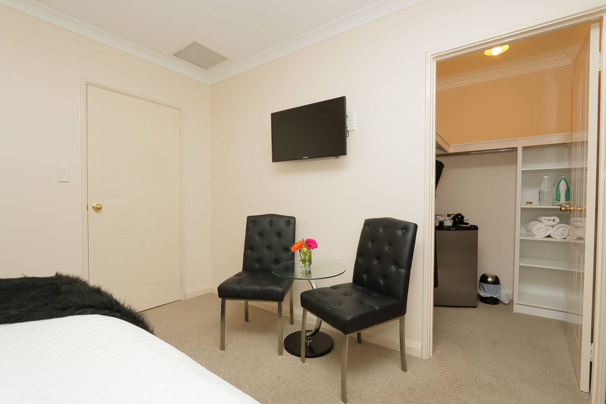 Minibar, desk, iron/ironing board, WiFi (free)