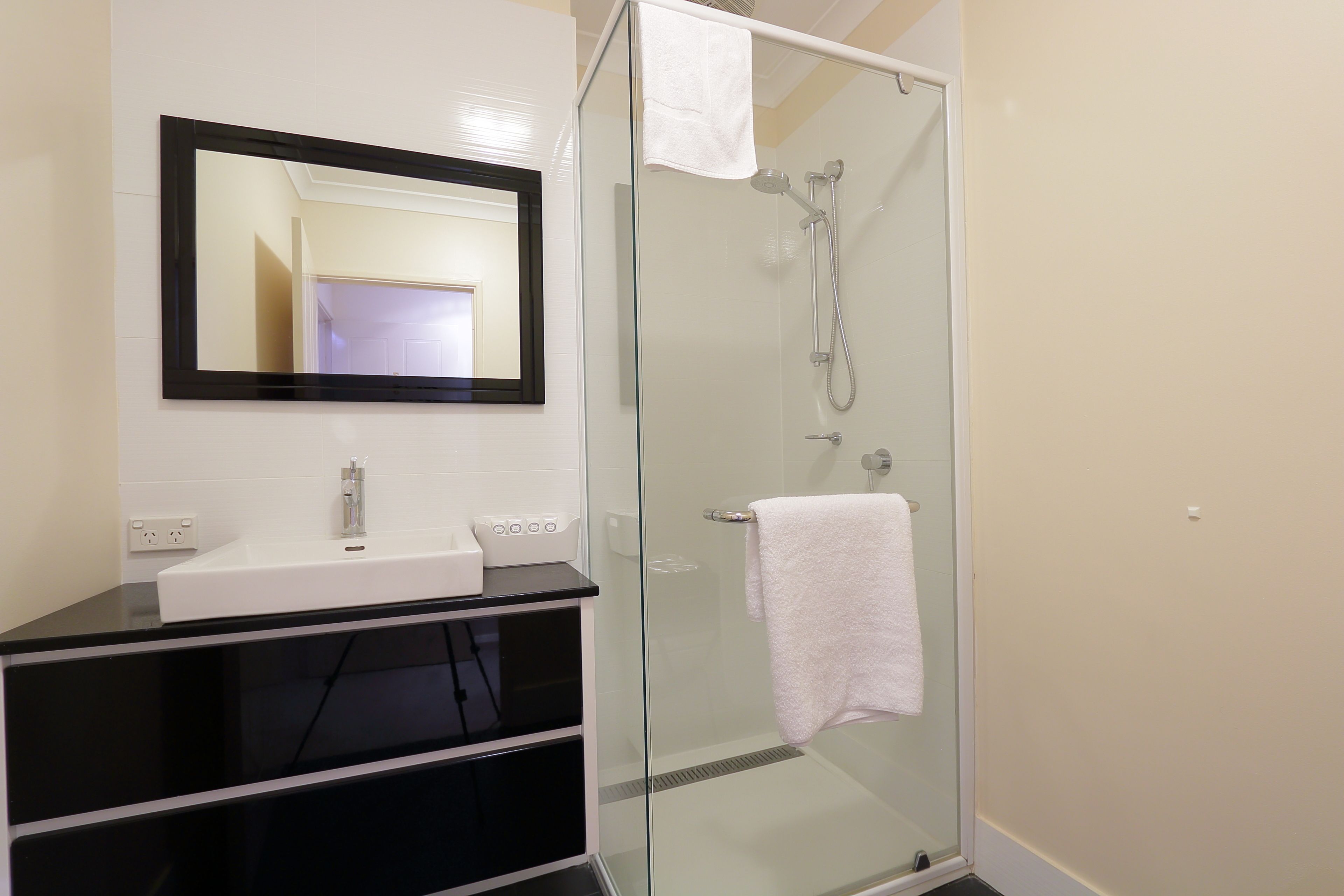Chambre Standard, non-fumeurs | Salle de bain | Baignoire et douche séparées, serviettes fournies