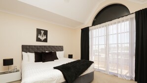 Luxe Suite One: King Room, Spa Bath, Balcony - Luxe Spa on Kensington (East Perth)