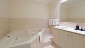 Luxe Suite One: King Room, Spa Bath, Balcony - Luxe Spa on Kensington (East Perth)