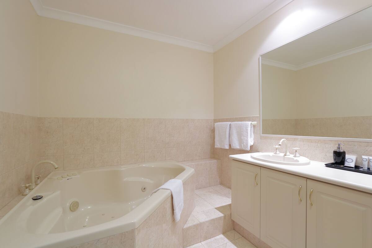 Luxe Suite One: King Room, Spa Bath, Balcony | Minibar, desk, iron/ironing board, WiFi (free)