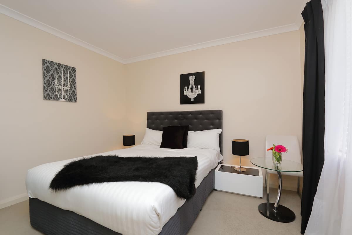 Luxe Suite Three: Queen Room | Minibar, desk, iron/ironing board, free WiFi