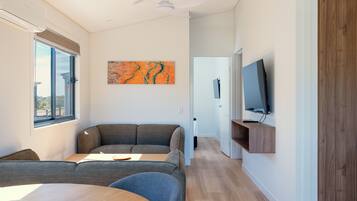 Hytte – deluxe, 2 soverom (Sleeps 4) | Oppholdsområde | En 22-tommers Flatskjerm-TV med digitale kanaler samt TV