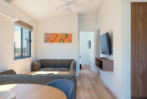 Hytte – deluxe, 2 soverom (Sleeps 4) | Oppholdsområde | En 22-tommers Flatskjerm-TV med digitale kanaler samt TV