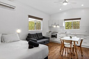 Studio Deluxe (Cabin) | Khu vực ăn uống tại phòng