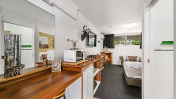 Habitación, 1 cama de matrimonio | Tabla de planchar con plancha, wifi gratis, ropa de cama
