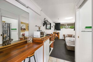 Queen Room | Iron/ironing board, free WiFi, bed sheets