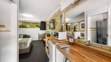 Kamer, 1 queensize bed | Een strijkplank/strijkijzer, gratis wifi, beddengoed