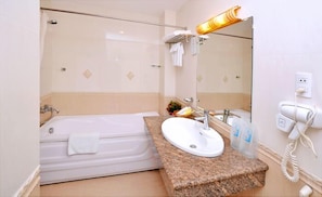Combined shower/tub, hair dryer, towels - Tan Hoang Long Hotel District 5 (Ho Chi Minh City)