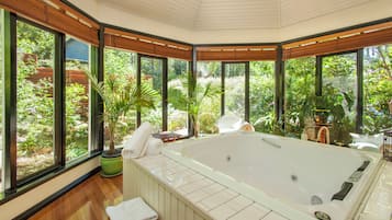 The Gatehouse Cottage | Jetted tub