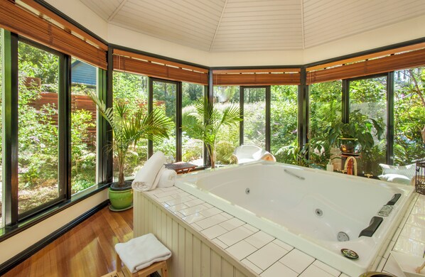 สแตนดาร์ดคอทเทจ (The Gatehouse) | อ่างน้ำวน