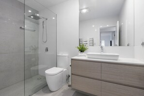 Deluxe Apartment | Bathroom | Combined shower/bathtub, towels, soap, shampoo