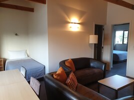 Suite de lujo, 1 habitación, bañera de hidromasaje, vistas a la montaña | Cunas (de pago), camas supletorias, wifi gratis