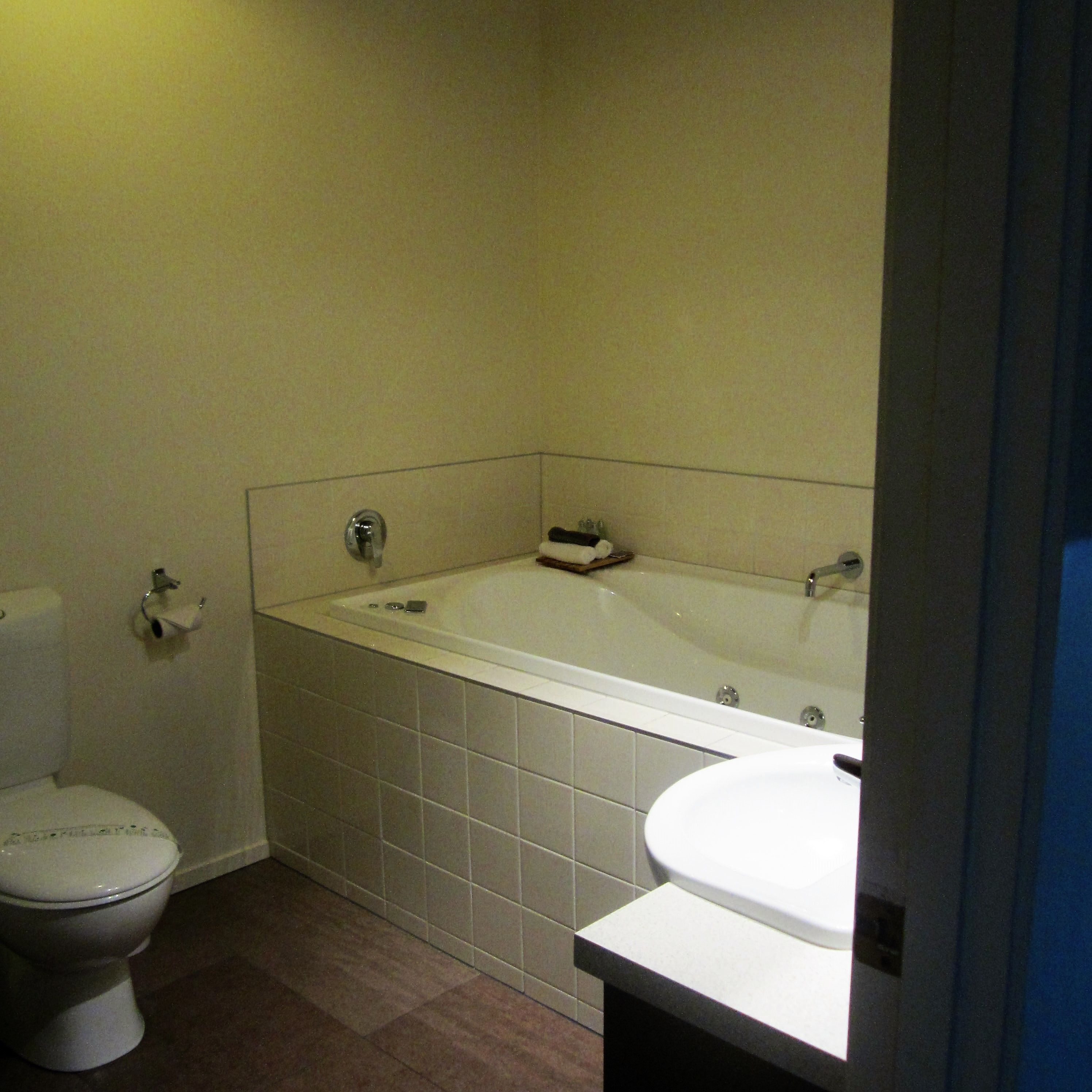 Een badkamer met een toilet, een bad en een wastafel.