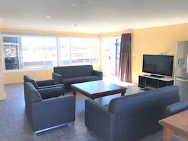 Íbúð - 3 svefnherbergi | Stofa | Flatskjársjónvarp