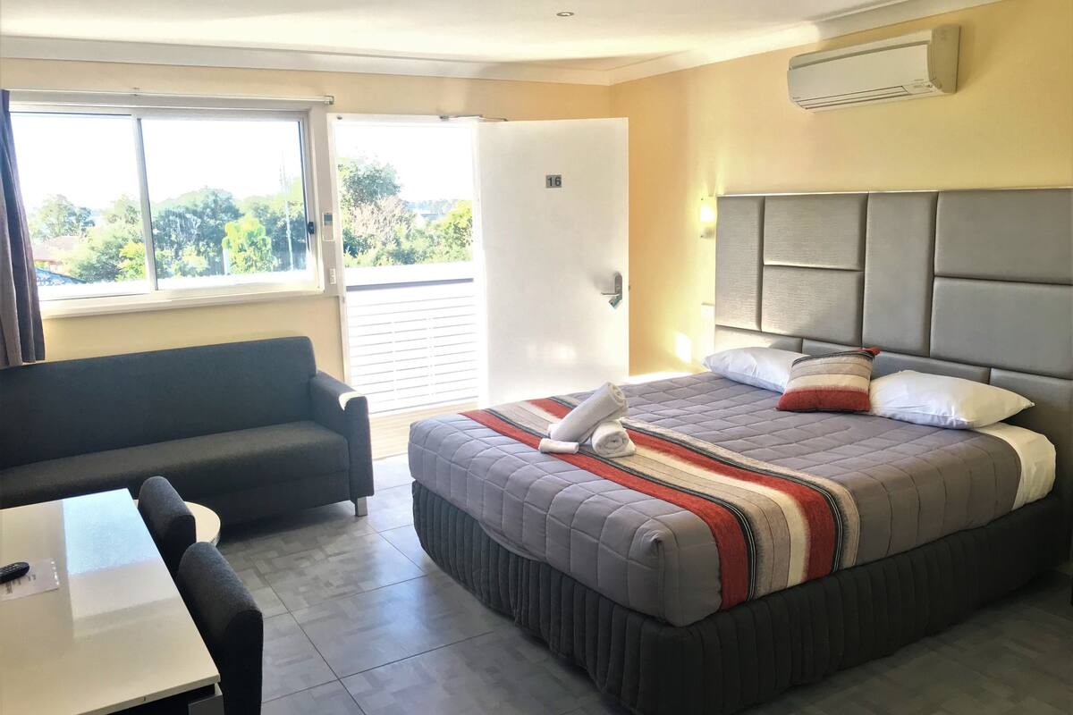 Superior Room, 1 King Bed | Blackout drapes, iron/ironing board, WiFi (free), bed sheets