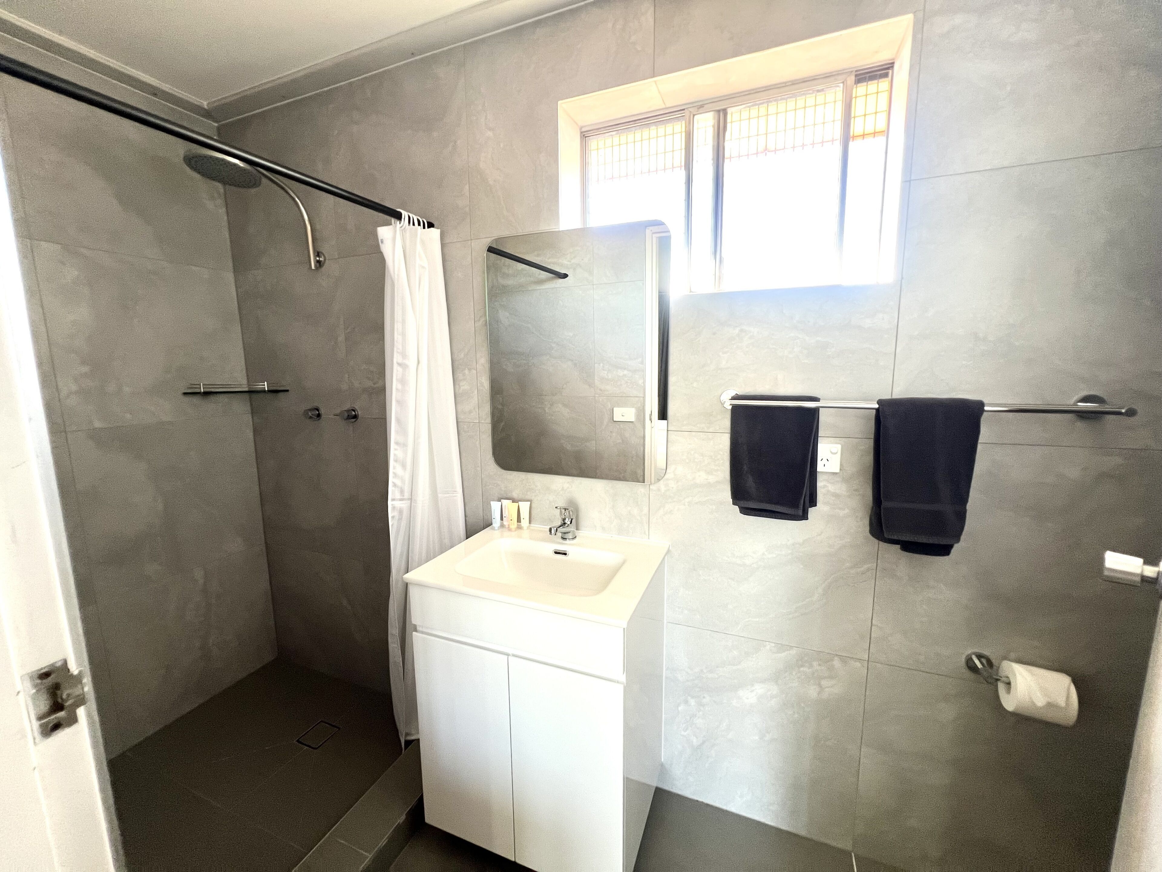 Tabla de planchar con plancha, wifi gratis y ropa de cama 