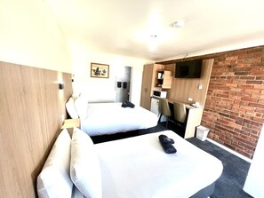 Tabla de planchar con plancha, wifi gratis y ropa de cama 