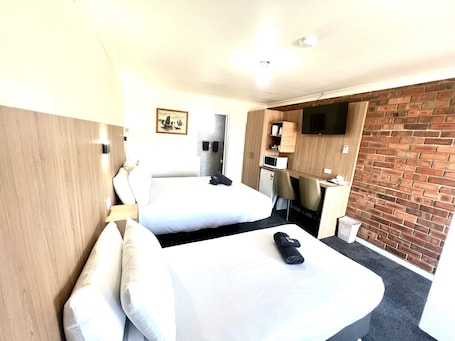 Tabla de planchar con plancha, wifi gratis y ropa de cama