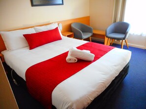 Cortinas blackout, tabla de planchar con plancha, cunas y wifi gratis 