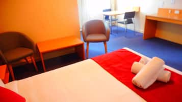 Executive Room, Non Smoking | Living area | 40-inch LCD TV with digital channels, TV, Netflix