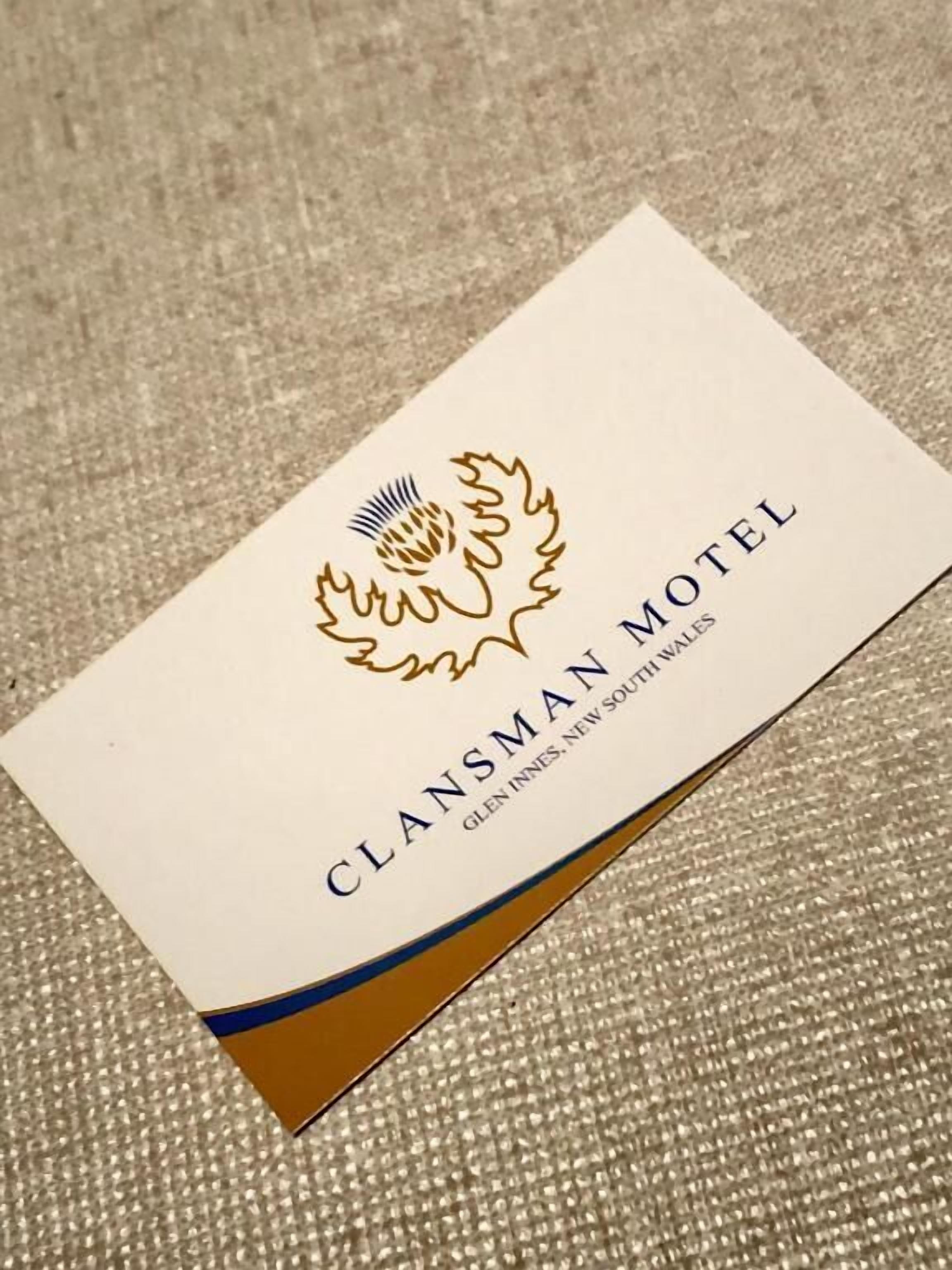 Tarjeta de presentación del Clansman Motel, que indica que se encuentra en Glen Innes, Nueva Gales del Sur.
