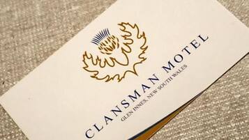 Tarjeta de presentación del Clansman Motel, que indica que se encuentra en Glen Innes, Nueva Gales del Sur.