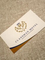 Tarjeta de presentación del Clansman Motel, que indica que se encuentra en Glen Innes, Nueva Gales del Sur.