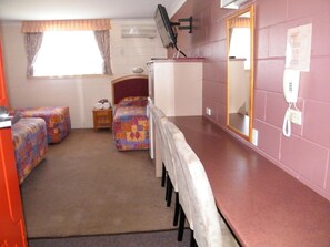 Iron/ironing board, free cribs/infant beds, free WiFi, bed sheets - The Clansman Motel (Glen Innes)