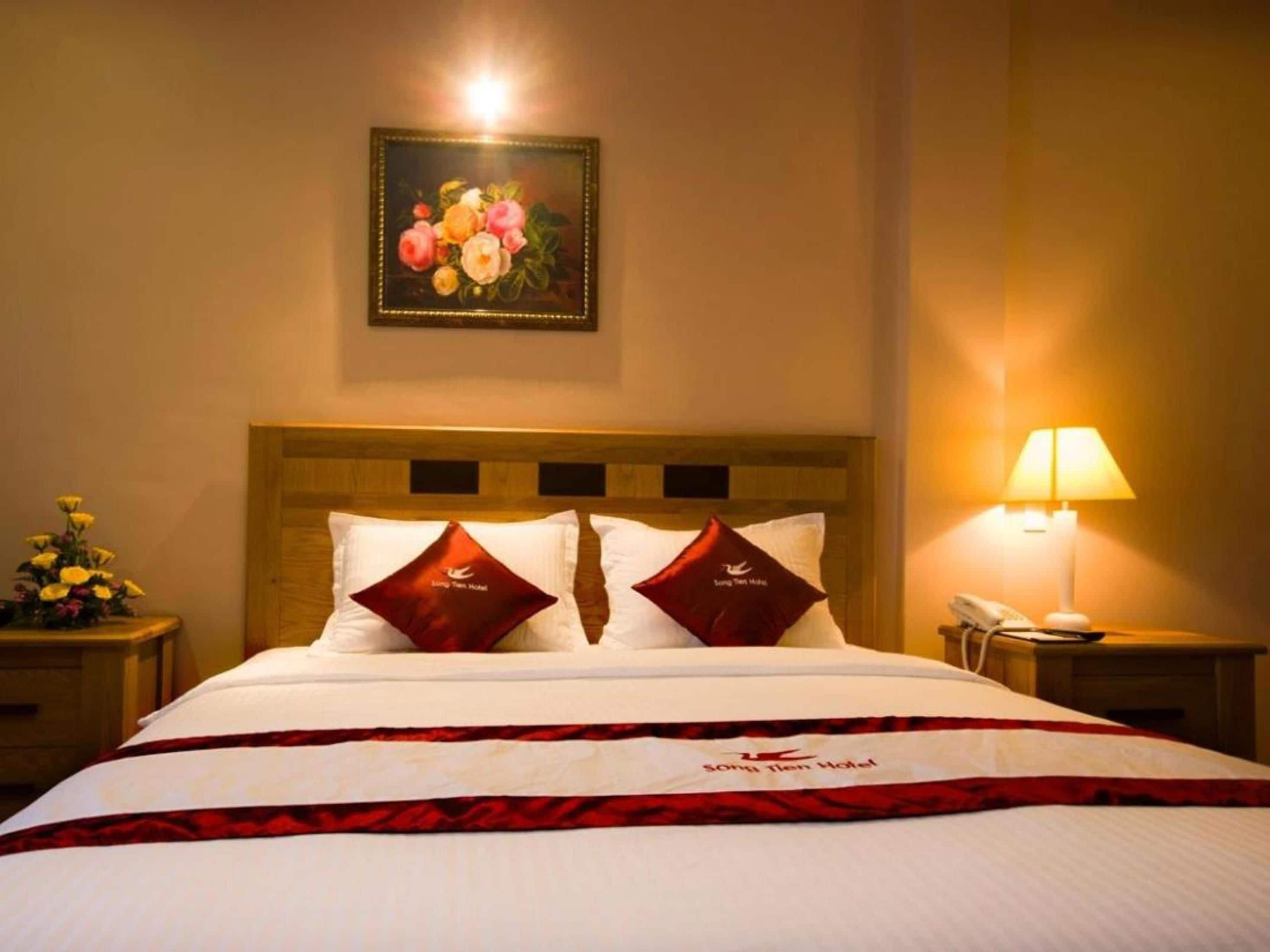 Minibar, desk, laptop workspace, free WiFi
