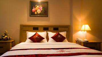 Minibar, desk, laptop workspace, free WiFi