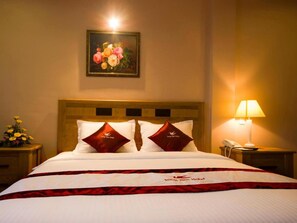 Minibar, desk, laptop workspace, free WiFi