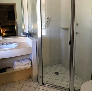 Dusche, Haartrockner, Handtücher