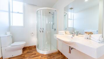 Superior Room, Non Smoking | Bathroom | Shower, free toiletries, hair dryer, towels