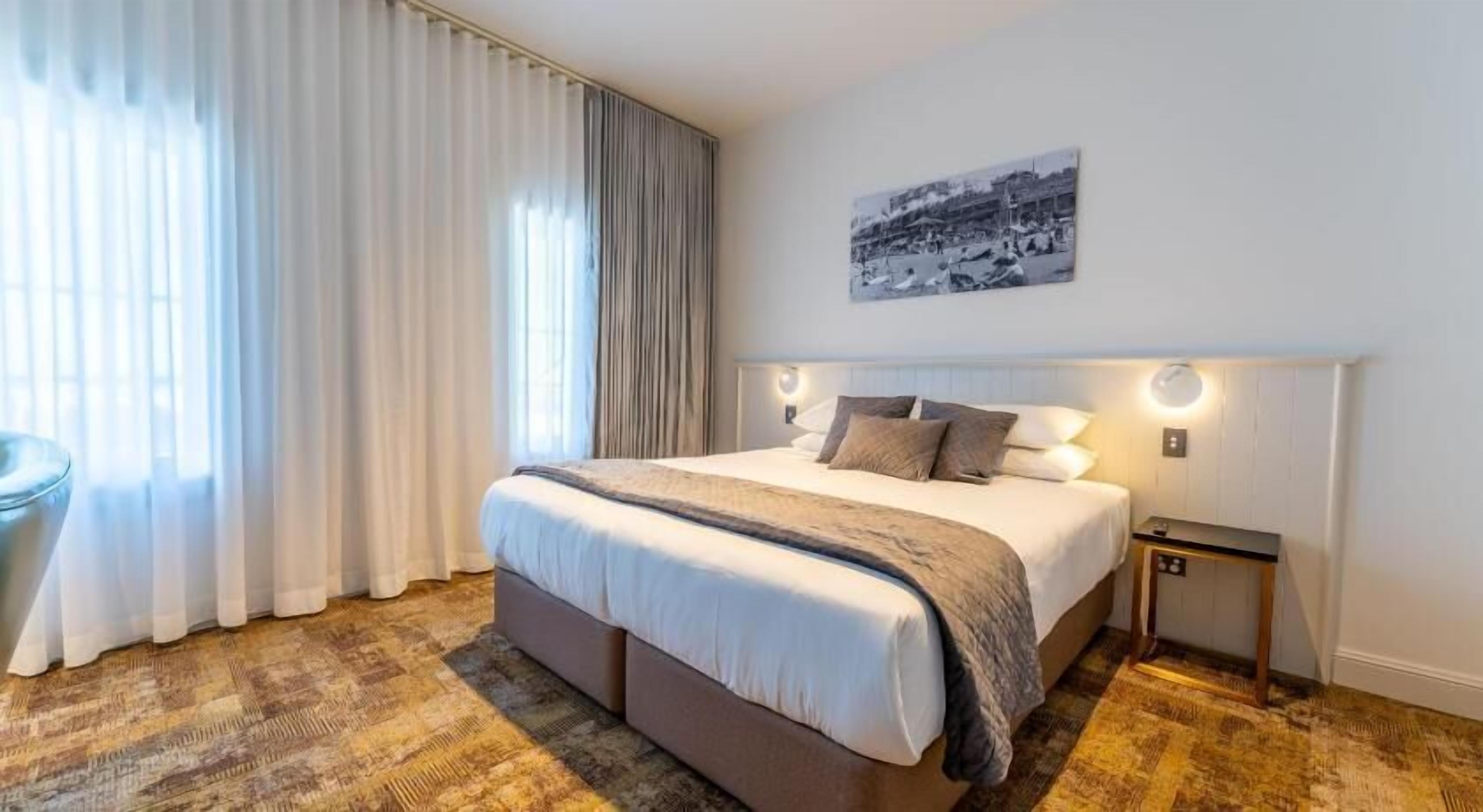 Peti besi dalam bilik, meja, seterika/papan seterika, Wi-fi percuma 