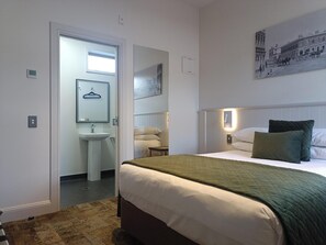 Economy Double Room | In-room safe, desk, iron/ironing board, free WiFi - The Grosvenor (Timaru)