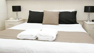 Estudio Deluxe, para no fumadores | Escritorio, tabla de planchar con plancha, wifi gratis y ropa de cama