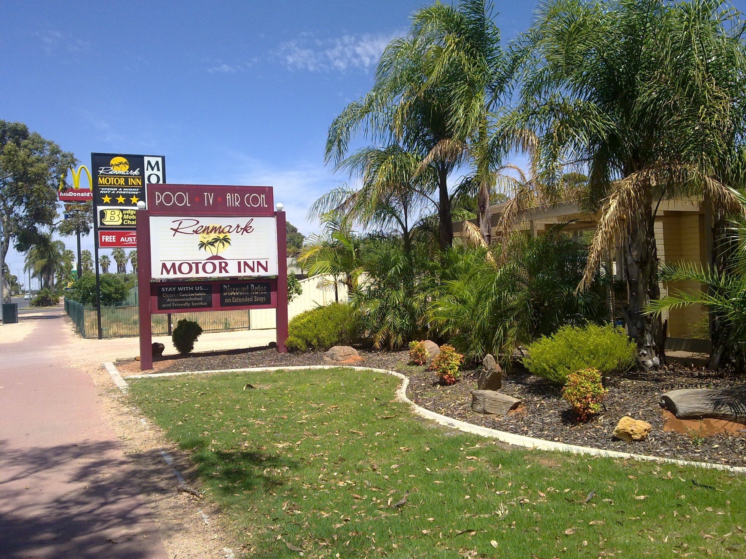 Letrero del Renmark Motor Inn con servicios como piscina, televisión y aire acondicionado.
