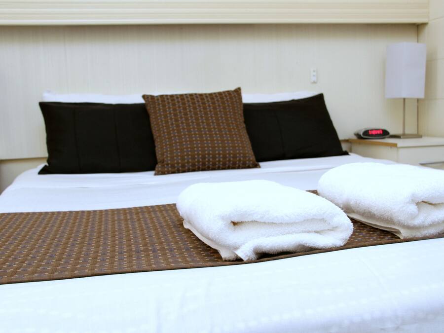 Estudio Deluxe, no fumadores | Escritorio, tabla de planchar con plancha, wifi gratis y ropa de cama