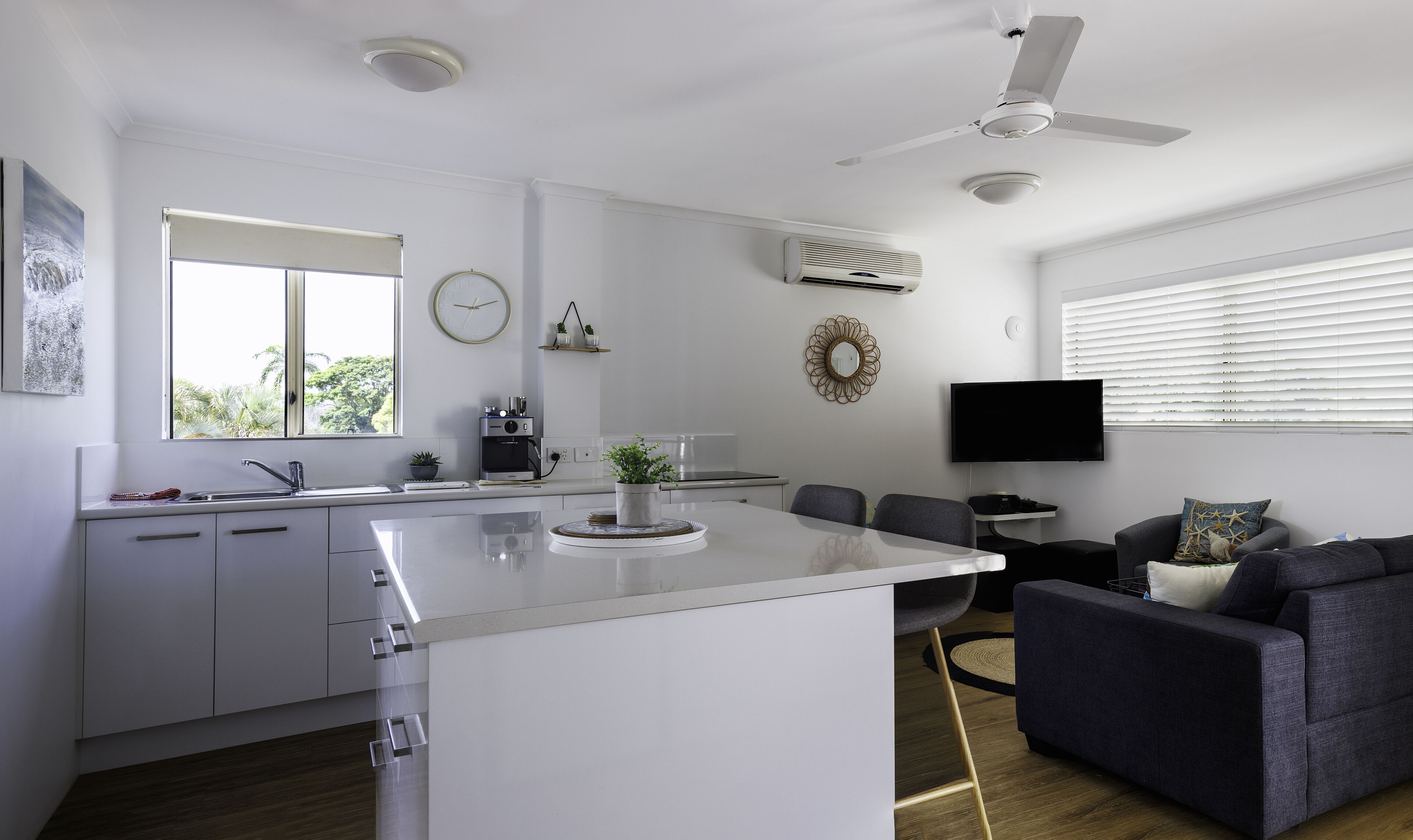 ทีวีจอแบน, เครื่องเล่นดีวีดี