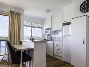 Full-sized fridge, microwave, stovetop, coffee/tea maker - River Sands Apartments (Maroochydore)